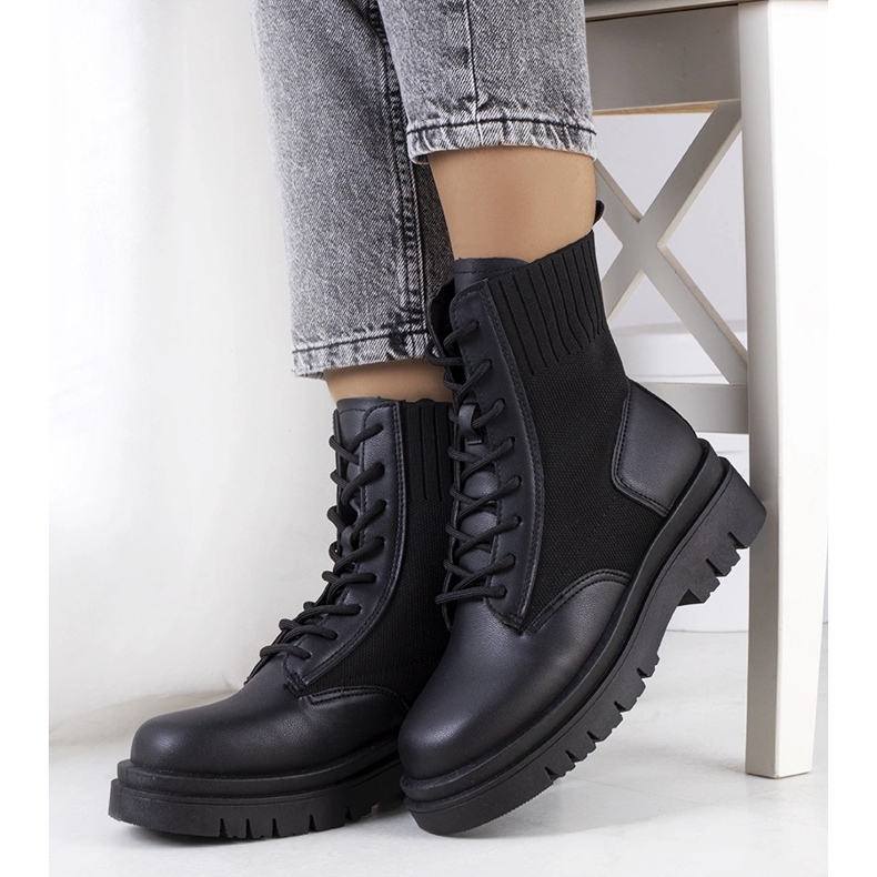 Černí lovci Lennona černá 1