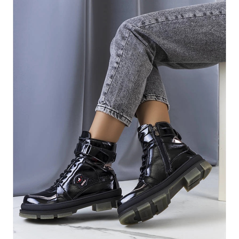 Černé lakované kozačky značky Salent černá 1