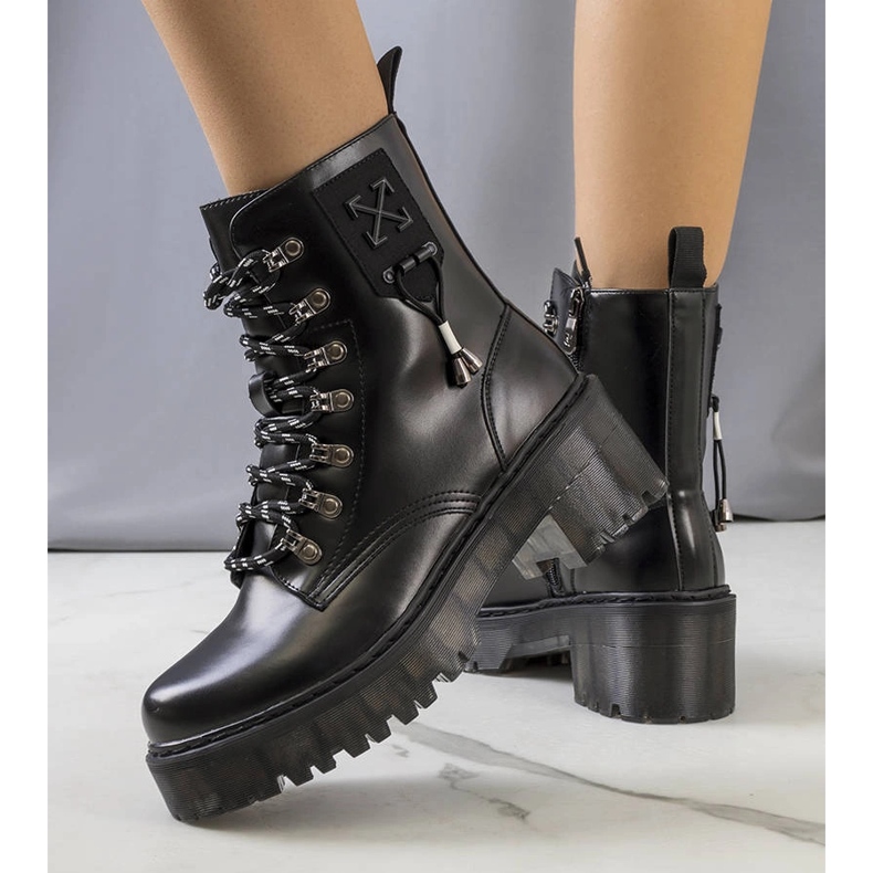 Černé kozačky s ozdobným vázáním Laverda černá 1