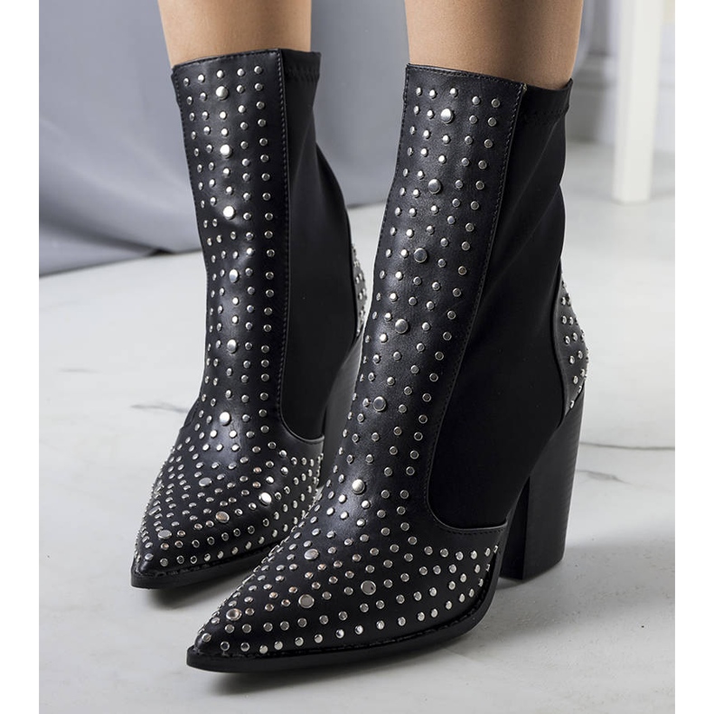 PA1 Černé kozačky zdobené cvočky Orazi černá 1