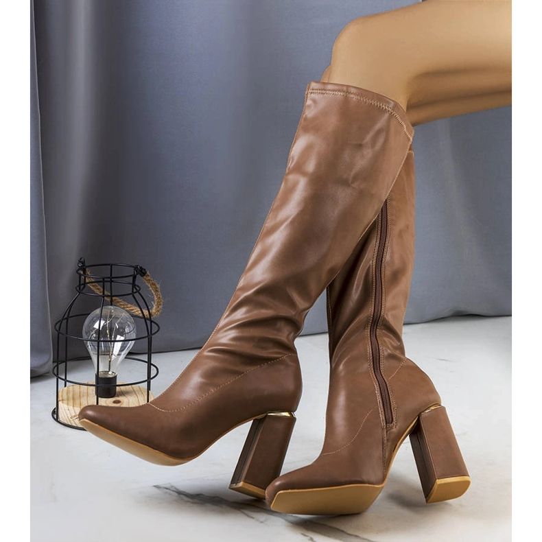 Hnědé boty na sloupku Sarabi hnědý 1