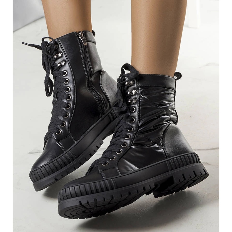 Černé zateplené kozačky značky Hamina černá 1