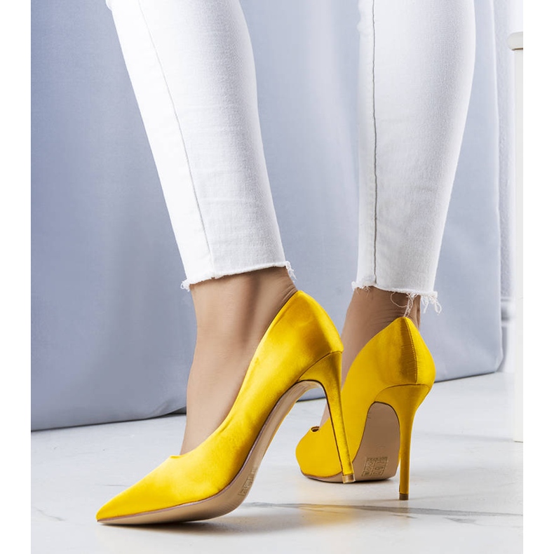 BM Žluté špendlíky se saténovým povrchem od Lochlan žlutá 1 BM Žluté špendlíky se saténovým povrchem od Lochlan žlutá 1