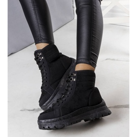 Černé zateplené kozačky značky Isaias černý 1