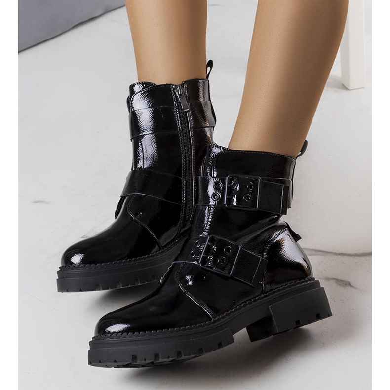 Černé lakované zateplené kozačky od Faleri černá 1