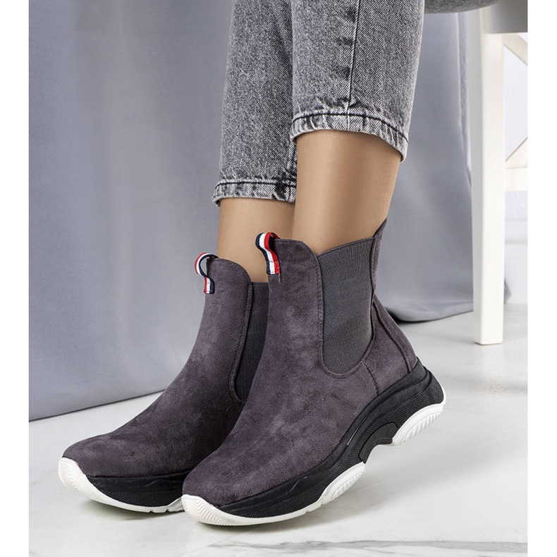 PA1 Šedé zateplené kozačky značky Takani šedá 1