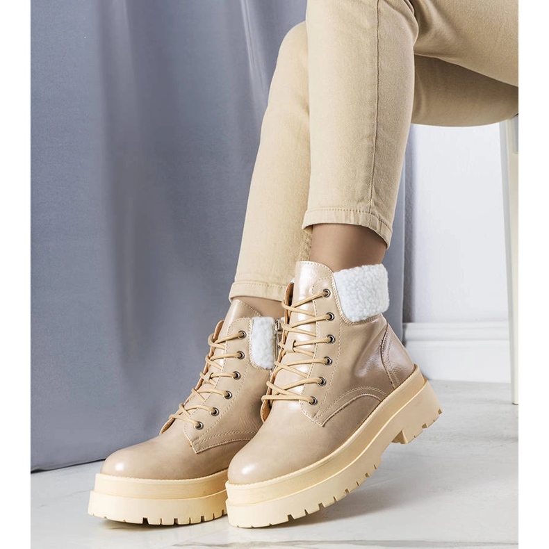 Béžové zateplené kozačky s ovčí kůží od Bryas béžový 1