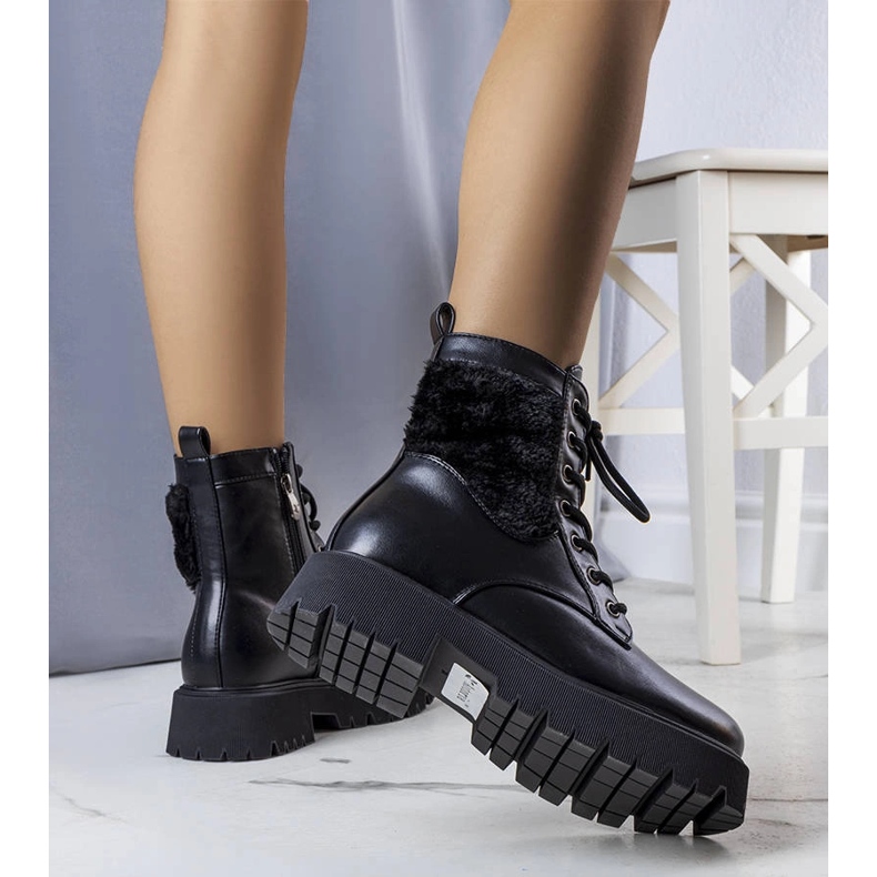 Černé zateplené kozačky s kožíškem od Dixie černá 1