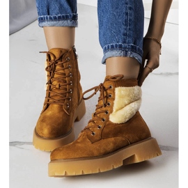 Hnědé zateplené kozačky s kožíškem od Bernaru hnědý 1