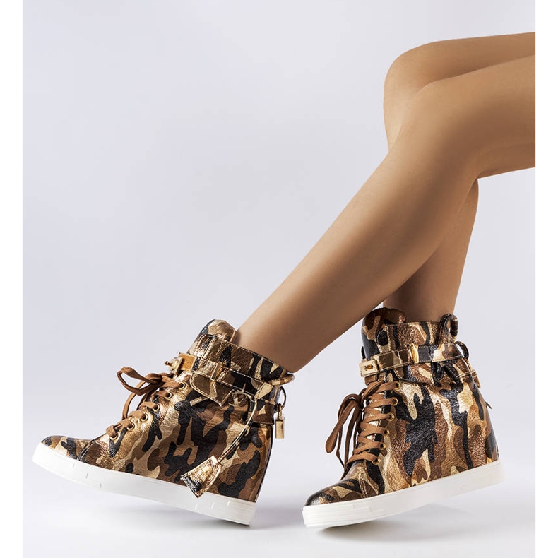 Hnědé camo tenisky na klínku od Annabelle béžový 1 Hnědé camo tenisky na klínku od Annabelle béžový 1