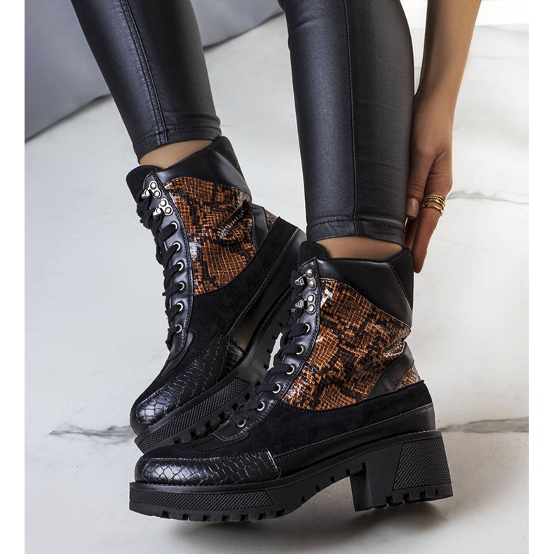 Černé zateplené kozačky zdobené vsadkami Fox černá 1