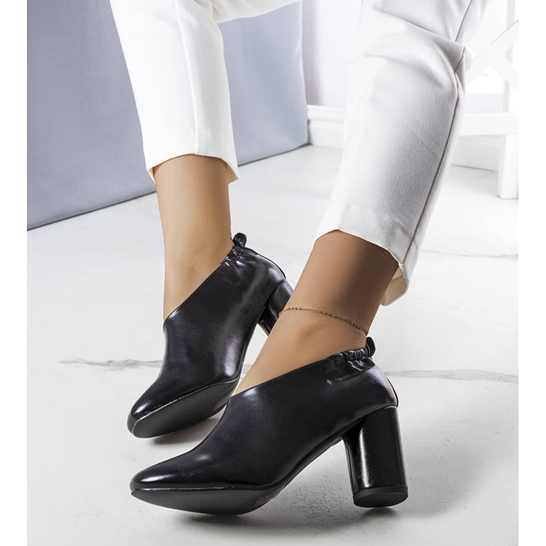 PA1 Černé kotníkové boty značky Tadeo černá 2