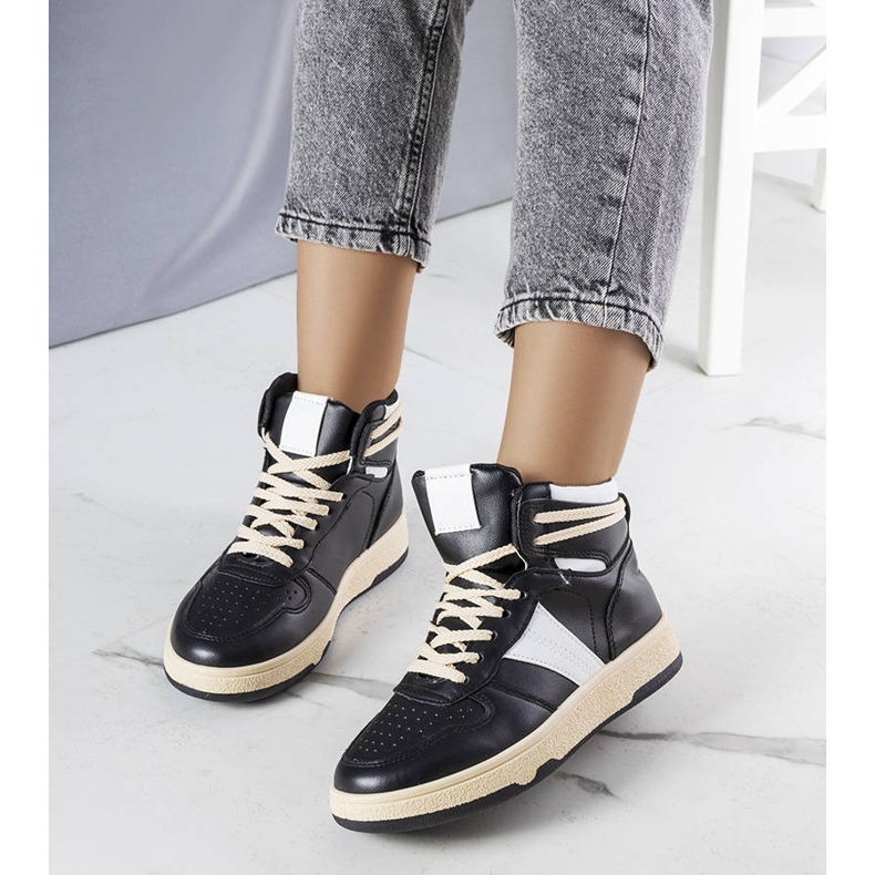 Černé kotníkové boty značky Robin černá 1