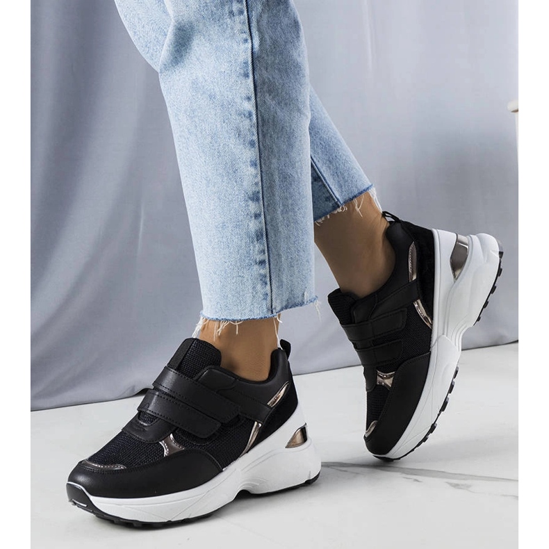 Černé tenisky na masivní podrážce Elsie černá 1 Černé tenisky na masivní podrážce Elsie černá 1