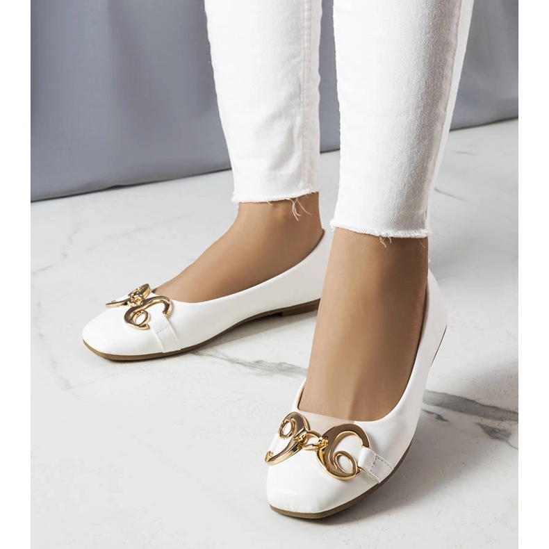 Bílé lodičky s hranatou špičkou od Shawna bílý 1