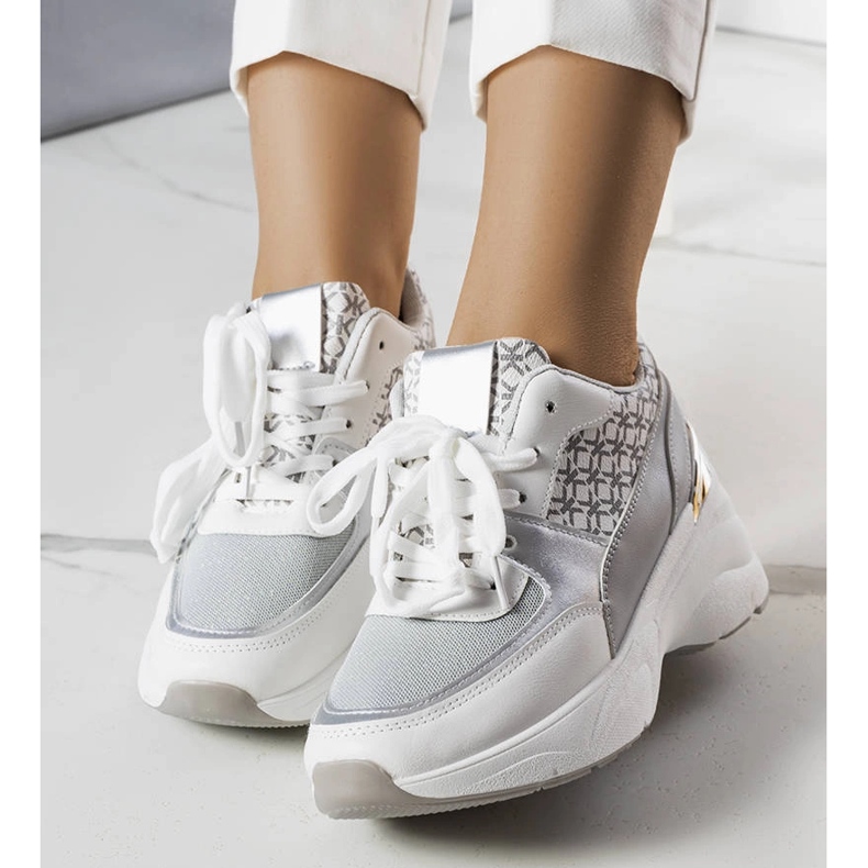 Šedé tenisky zdobené monogramem Lora šedá 1