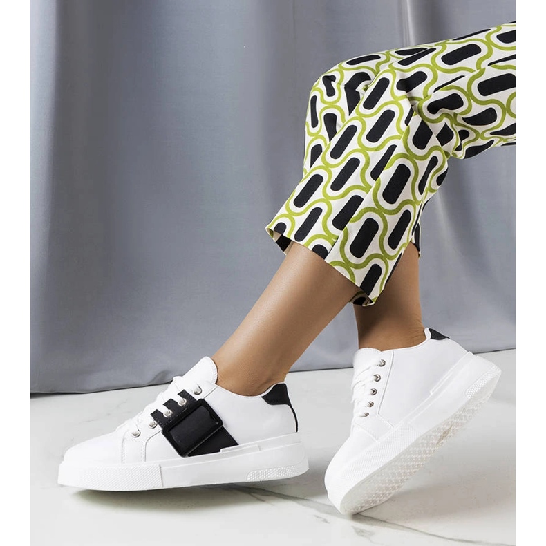 Bílé tenisky zdobené černou Erin přezkou bílý 1