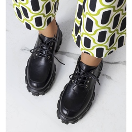 Černé boty s masivní podrážkou od Lynn černá 1