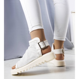 PA1 Bílé prolamované sandály od Beulah bílý 1