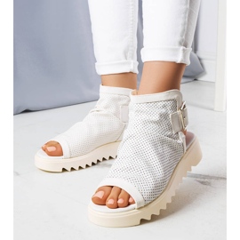 PA1 Bílé prolamované sandály od Beulah bílý 2