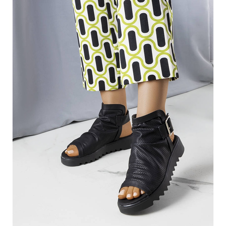 PA1 Černé prolamované sandály od Beulah černá 1