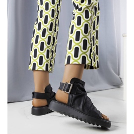 PA1 Černé prolamované sandály od Beulah černá 2