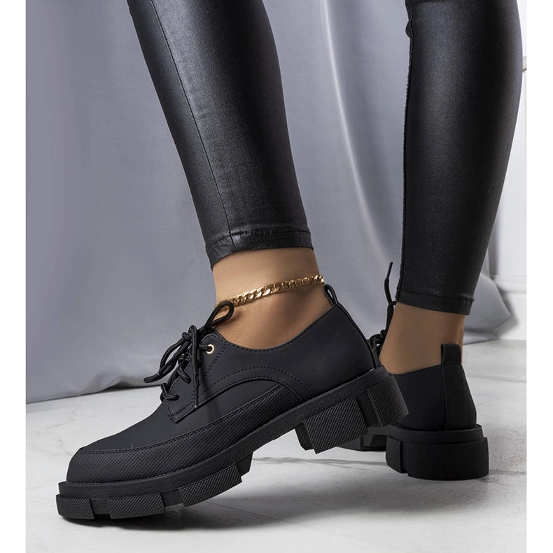 Černé boty s masivní podrážkou od Kay černá 1