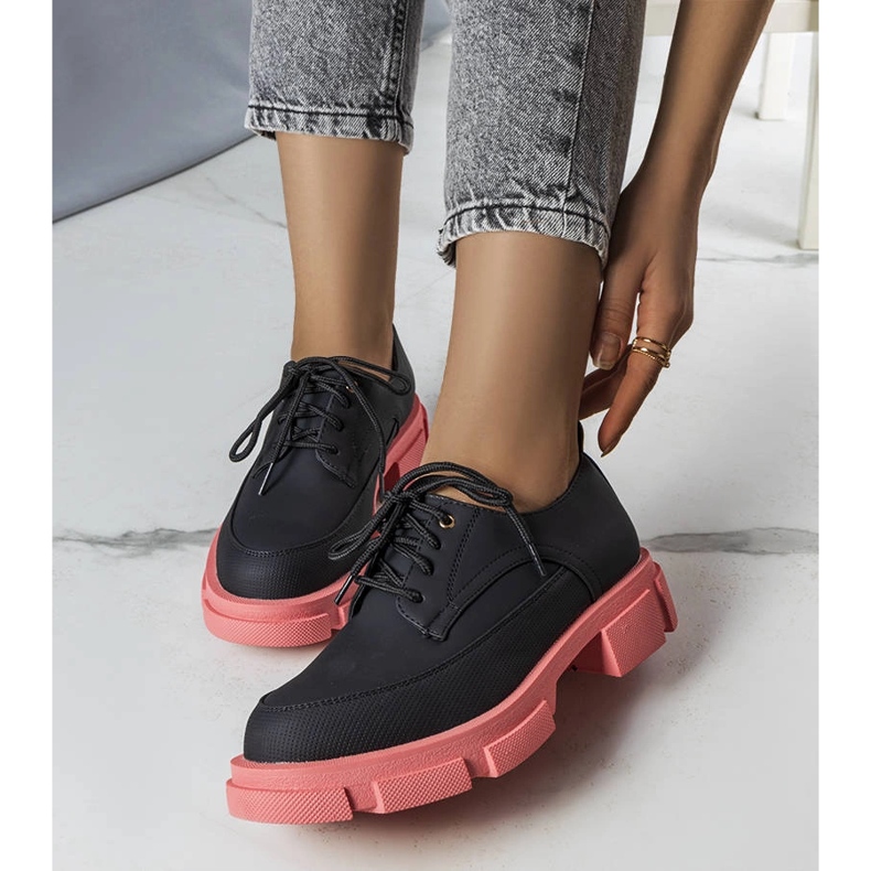 Černé boty s masivní podrážkou od Kay černá 1