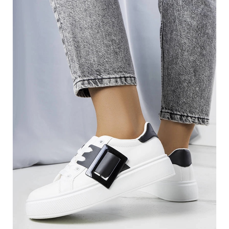 Bílé tenisky zdobené černou přezkou Toni bílý 1