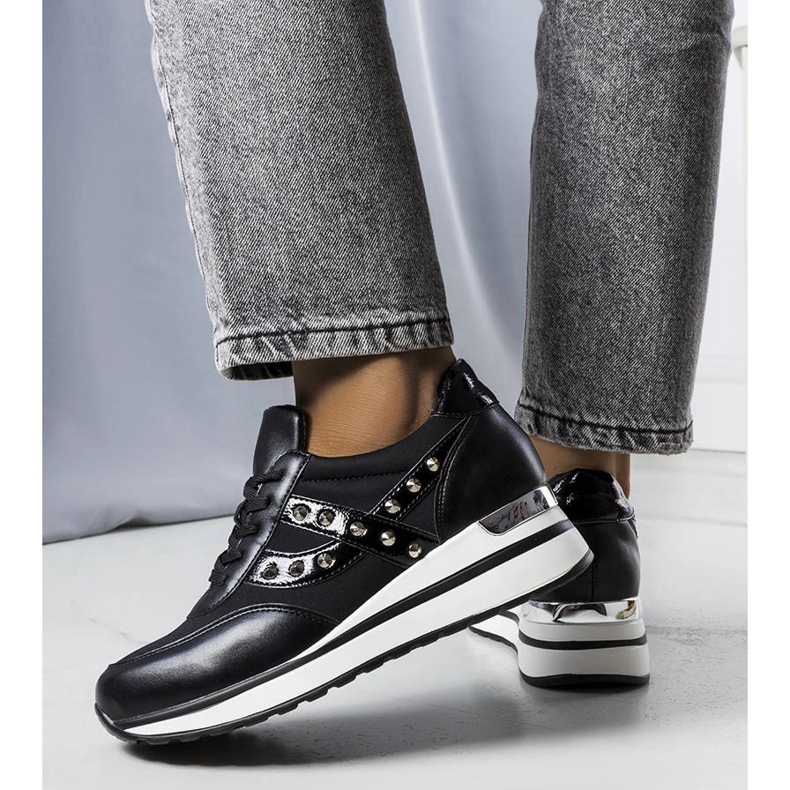 Černé tenisky se silnou podrážkou od Mely černá 1 Černé tenisky se silnou podrážkou od Mely černá 1