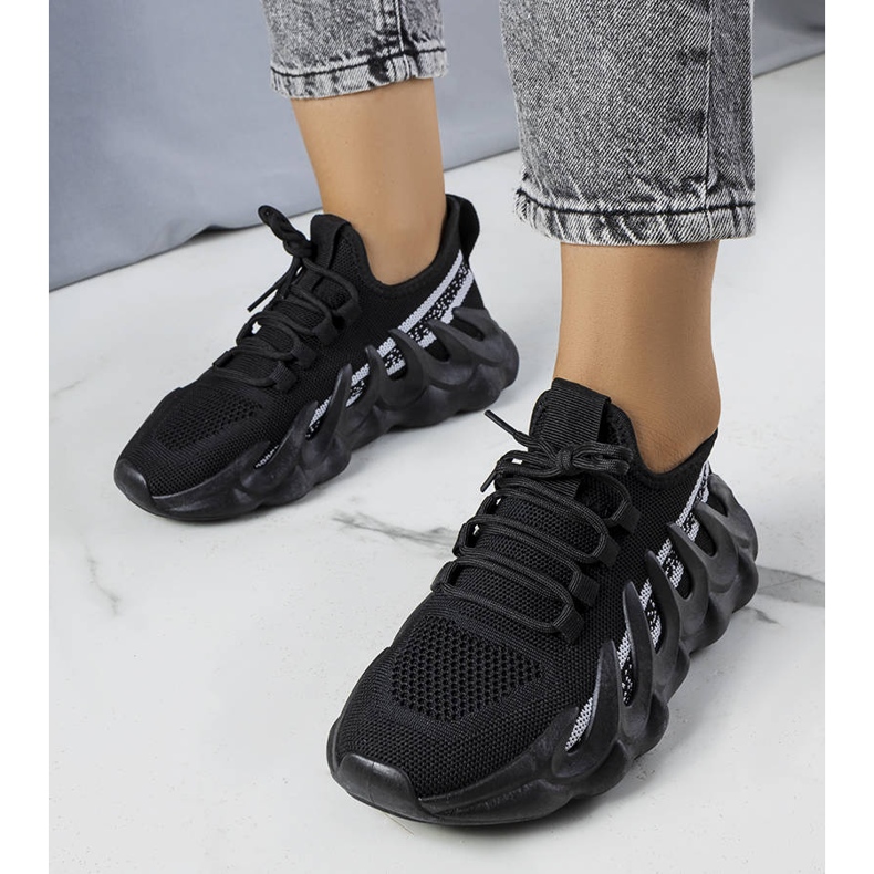 Černé tenisky na módní podrážce Beth černá 1 Černé tenisky na módní podrážce Beth černá 1