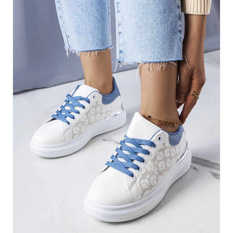 Bílé a modré boty zdobené perforací od Erin bílý 1