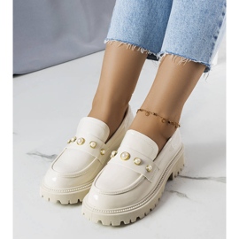 Béžové lakované boty s perlami Serlait béžový 1