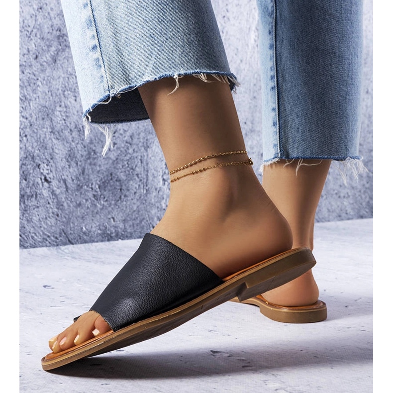 Černé pantofle s nepravidelným svrškem od Latourelle černá 1