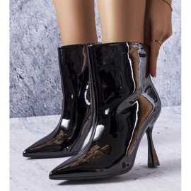 Černé lakované kozačky Mariette na vysokém podpatku černá 1 Černé lakované kozačky Mariette na vysokém podpatku černá 1