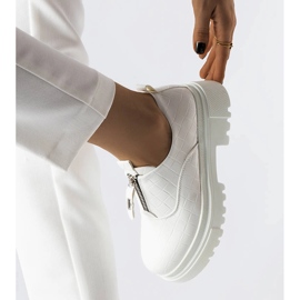 Bílé brogy zdobené ražbou Travers bílý 1