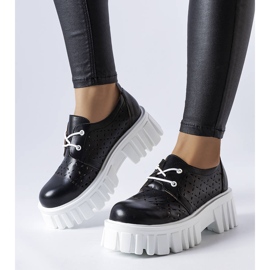 Černé prolamované masivní boty značky Camus černá 1