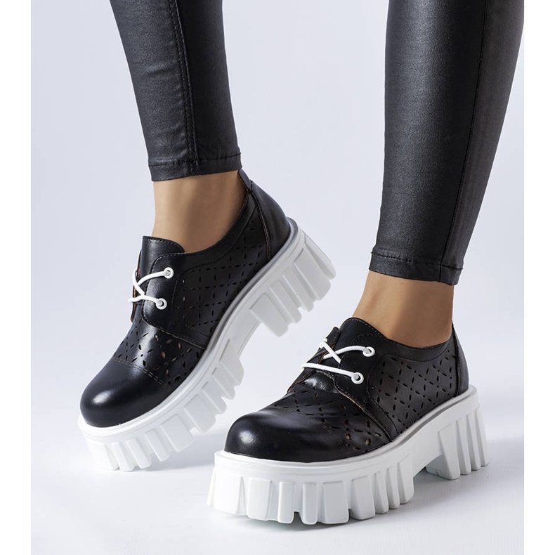 Černé prolamované masivní boty značky Camus černá 1