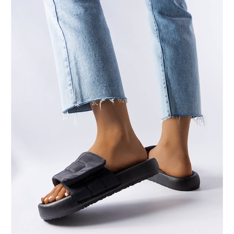 BM Černé pantofle na suchý zip od Aleronu černá 1