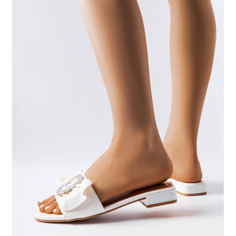 Bílé elegantní pantofle s kamínky od Fifi bílý 1