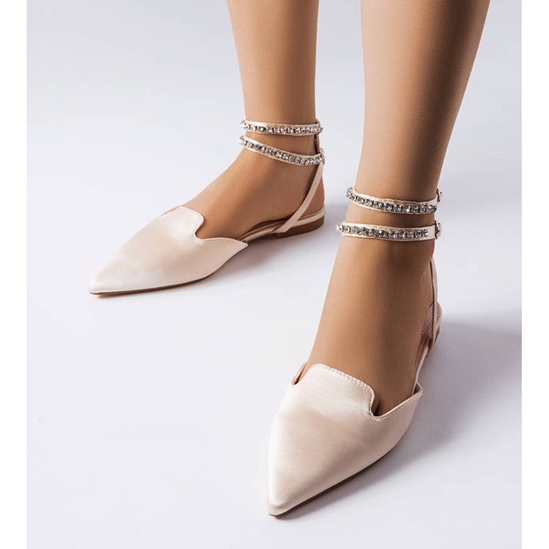 Béžové sandály se saténovým povrchem od Hewes béžový 1