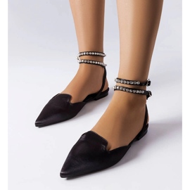 Černé sandály se saténovým povrchem od Hewes černá 1