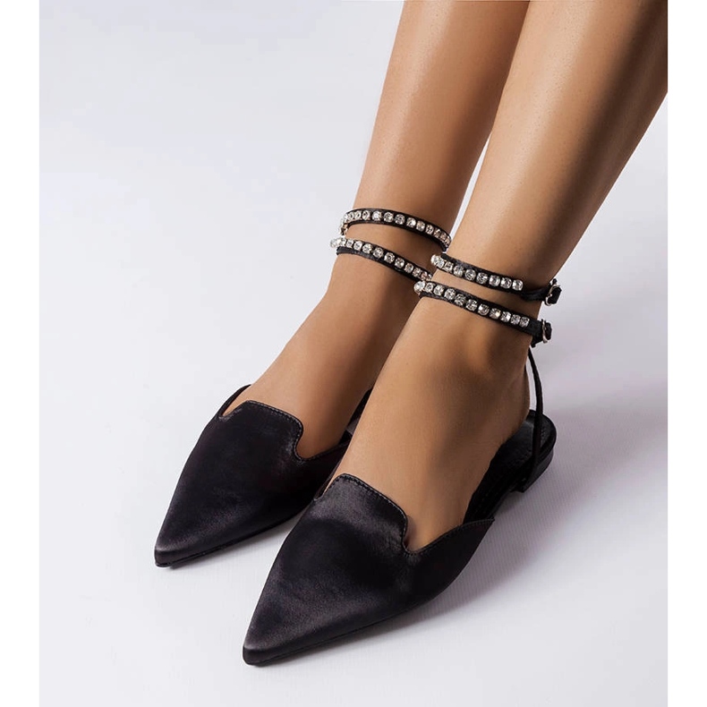 Černé sandály se saténovým povrchem od Hewes černá 2