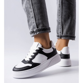 Černobílé kozačky se silnější podrážkou od Baron bílý 1