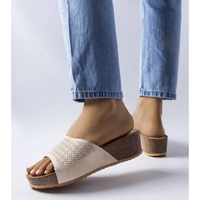 Béžové prolamované sandály na klínku od Bourque béžový 1