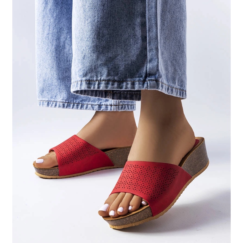 Červené prolamované klínové jezdce od Bourque 1