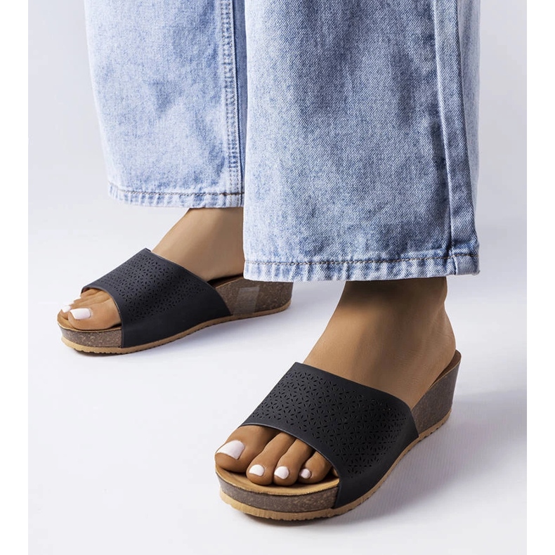 Černé prolamované klínové jezdce od Bourque černá 1