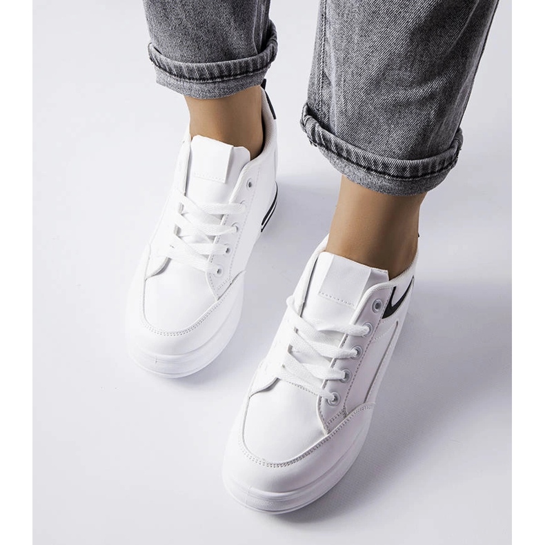 Bílé tenisky s třpytivými vsadkami od Bonevil bílý 1 Bílé tenisky s třpytivými vsadkami od Bonevil bílý 1