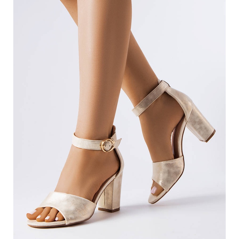 Zlaté sandály na sloupku zlatý 1