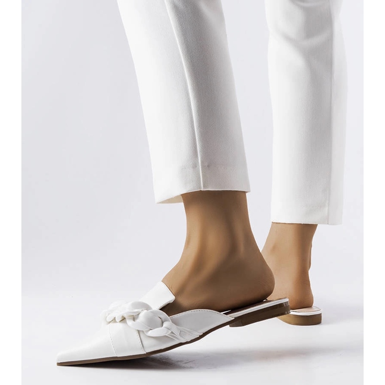 Bílé elegantní sandály s řetízkem od Patenaude bílý 1